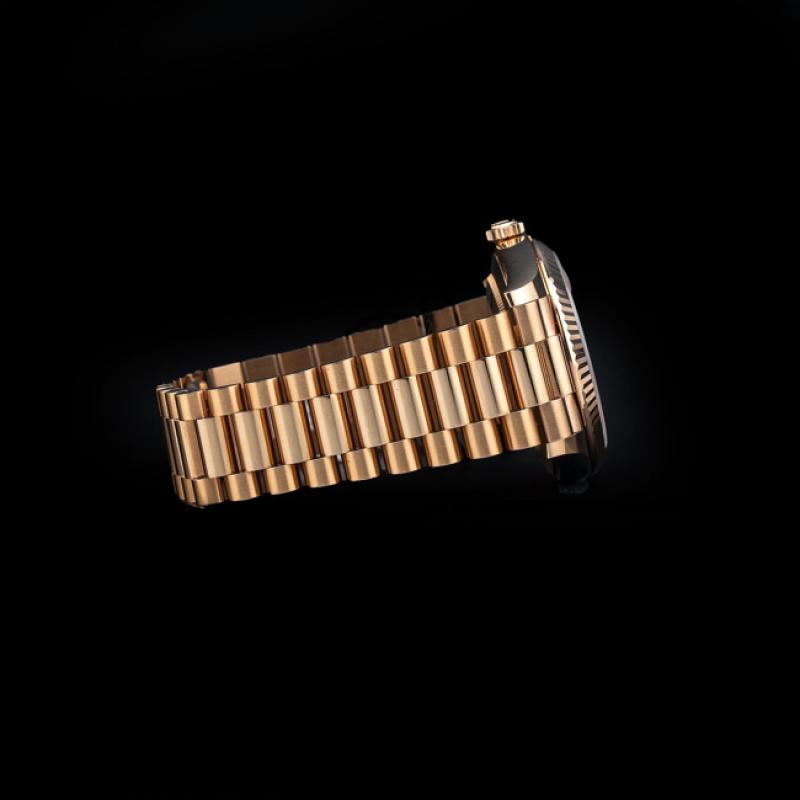 M228235-0032 President